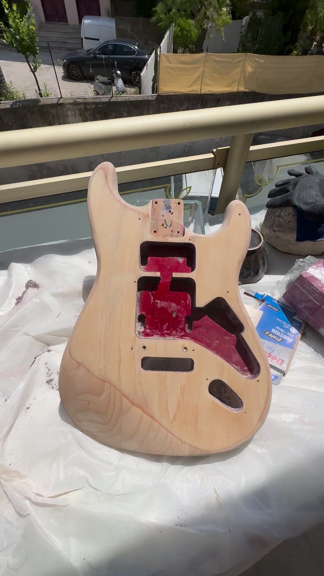 Transformation de ma vieille strat rouge dégueu en une belle strat finition naturelle satinée à l'ancienne... (Fin de la phase de ponçage / polissage) #stratocaster  #pimpmyguitar